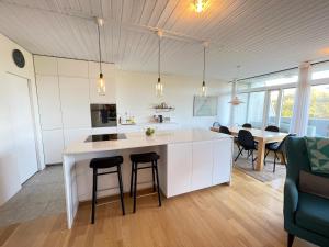 雷克雅未克Cosy and spacious apartment in Reykjavik的一间厨房,在房间内有一个大白岛