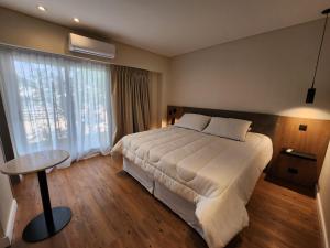 布宜诺斯艾利斯Clayton Buenos Aires的酒店客房设有一张床和一个大窗户