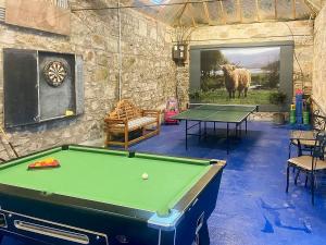 Milnathort夫奇小屋的台球室,配有台球桌和一幅牛的照片