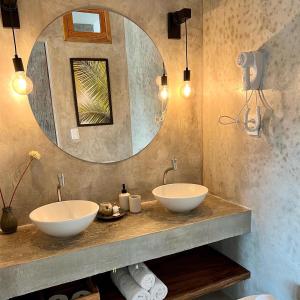 杰里科科拉Casa Valentini Pousada的一间带两个盥洗盆和大镜子的浴室