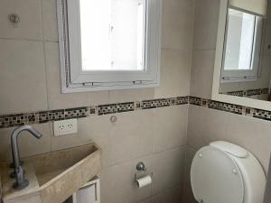 贝伦埃斯科巴Estudio的一间带卫生间、水槽和窗户的浴室