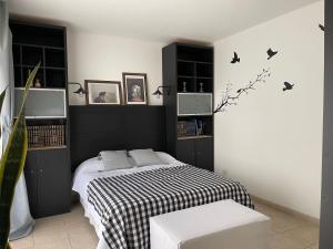 贝伦埃斯科巴Estudio的卧室配有黑白床和架子。