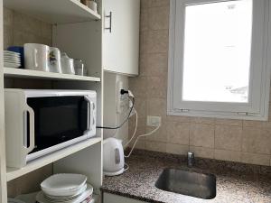 贝伦埃斯科巴Estudio的厨房配有微波炉和水槽