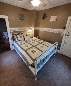 De SmetPrairie House Manor Bed and Breakfast的卧室配有一张床
