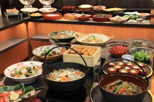 鹿儿岛鹿儿岛法华俱乐部酒店的自助餐,包含各种不同的食物