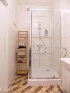 沙勒罗瓦Maison LYDIE - Meublé de vacances 3 étoiles的浴室里设有玻璃门淋浴