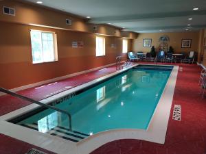 休斯顿休斯顿医疗中心烛木套房酒店的在酒店房间的一个大型游泳池