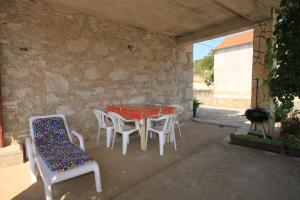 萨利Apartments with a parking space Sali, Dugi otok - 8084的一个带桌椅和烧烤架的庭院