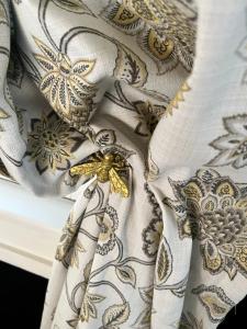 萨克拉门托Harbinson House的金蝴蝶的白色花边窗帘的缝合
