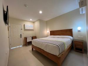 提华纳巴哈酒店的卧室配有床、桌子和门