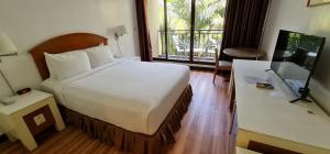 塔穆宁SureStay Hotel by Best Western Guam Airport South的酒店客房设有床和窗户。