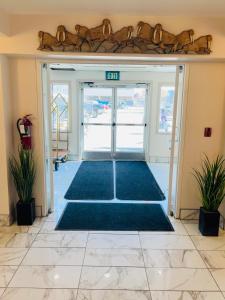安克雷奇安克雷奇市区华美达酒店的办公室入口,门打开