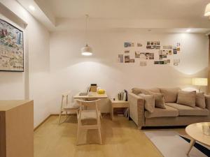 厦门Mian's Creative Space的客厅配有沙发和桌子