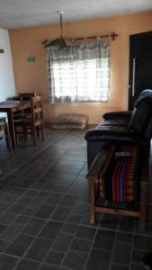 马尔多纳多Punta Negra-disfrutable todo el año的带沙发、桌子和窗户的客厅
