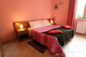 卢卡德拉罗萨阿菲卡梅瑞酒店的一间卧室配有一张带红色毯子和桌子的床。