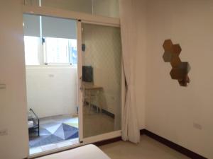玉里镇玖壹零城东馆民宿的一间房间,房间内设有滑动玻璃门