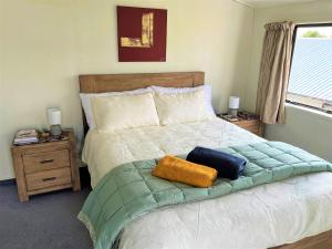 北帕默斯顿Charm on Chippendale B&B的一间卧室配有一张带两个枕头的床