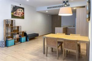 迈考海滩Baan Mai Khao - 2 Bedroom Luxury Condo- Direct Pool & Beach Access的一间带桌椅的用餐室