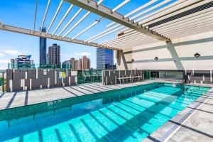 布里斯班Quattro Apartments的享有城市景致的游泳池