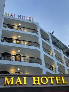 头顿Mai Hotel的一家大型酒店,前面有一个mar酒店标志