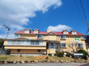 Kusakabeolive no sato vingh four eyes shodoshima / Vacation STAY 79065的红色屋顶的大型黄色建筑