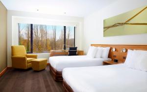 堪培拉堪培拉皇冠假日酒店的酒店客房设有两张床和窗户。