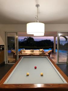 珀蒂蒂勒Villa spa Grand Anse的客厅设有一张台球桌,配有天花板