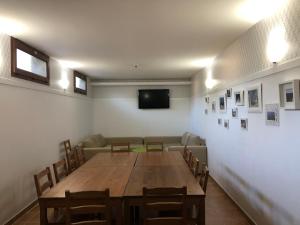 La Pradera de NavalhornoCasa de Navalhorno Valsain的一间会议室,配有木桌和椅子