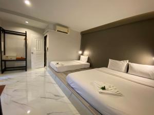 奥南海滩The dream garden的酒店客房带两张床和一间浴室