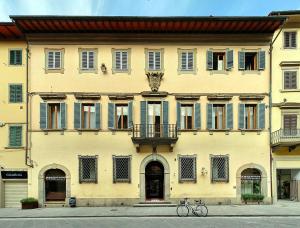 蒙特瓦尔基Palazzo Mari suite & rooms b&b的停在大楼前的自行车