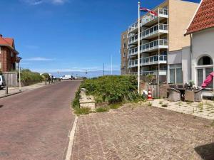 海滨诺德韦克Beachhouse Stranddistel 100m from the beach的大楼前空的街道