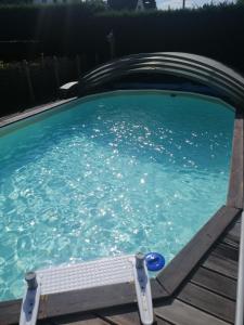 GodinneGite Appartement "Le bel étage" jacuzzi piscine 6 Personnes的水中设有坡道的游泳池