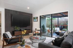 圣巴巴拉Tropical Beach Villa with Deck, Spa Walk to Ocean的客厅配有平面电视和沙发。