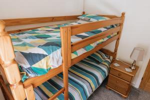 HILLSIDE COTTAGE - 3 bed property in North Wales opposite Adventure Park Snowdonia客房内的一张或多张双层床