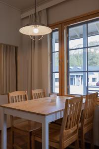 萨拉萨莱茵别墅酒店的餐桌、椅子和大窗户
