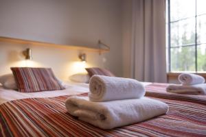 萨拉萨莱茵别墅酒店的酒店客房,配有两张带毛巾的床