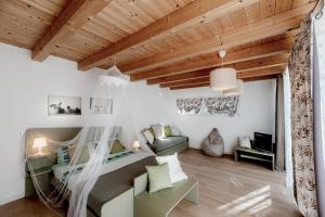 MálchinaLa Casa di Gabri的一间卧室配有吊床和沙发