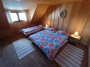 利普托斯基米库拉斯Zbojnícka drevenica 3的卧室享有高空美景,设有两张床和一扇窗户。