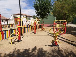 La Vid y BarriosHotel SPA El Lagar de Isilla的一个带丰富多彩游戏设备的儿童游乐场