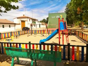 La Vid y BarriosHotel SPA El Lagar de Isilla的一个带滑梯和长凳的游乐场
