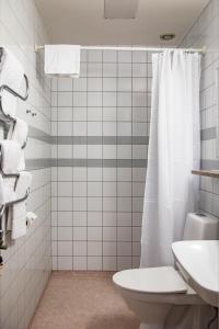 维斯比古特酒店的一间带卫生间和水槽的浴室