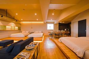 浦添D-and Stay 5 Resort Okinawa的一间酒店客房,设有两张床和一间餐厅