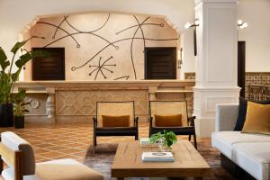 圣巴巴拉金普顿凯瑞酒店的客厅配有沙发和桌子