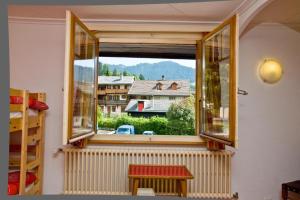 威拉尔-苏-罗伦格若特小木屋酒店的窗户,享有房子的景色