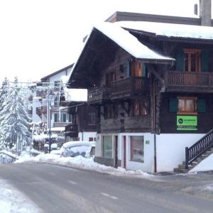 威拉尔-苏-罗伦格若特小木屋酒店的街道边有积雪的建筑物