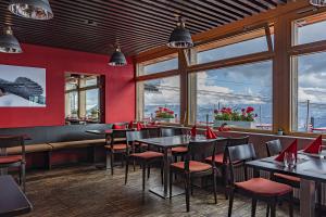 贝阿滕贝格Berghaus Niederhorn的餐厅设有桌椅和窗户。