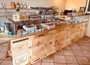 卡斯蒂廖内法莱托Le Torri - Castiglione Falletto的面包柜台,上面有很多食物