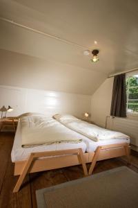 TrogenGasthaus Rössli的一间卧室,卧室内配有一张大床