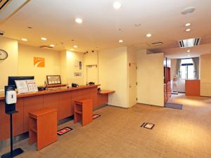 横滨Chisun Inn Yokohama Tsuzuki的医院的大堂,设有接待台