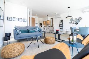 帕拉利米尼Cyan 3-Bedroom Villa in Protaras的客厅配有蓝色的沙发和桌子